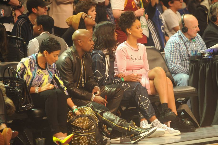 Rihanna seduta a bordo campo al Barclays Center con Floyd Mayweather. Afp